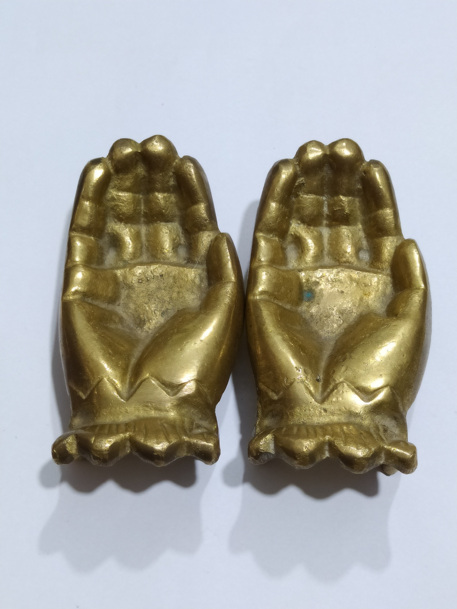 جفت زیرسیگاری قدیمی برنجی مدل دست اروپایی