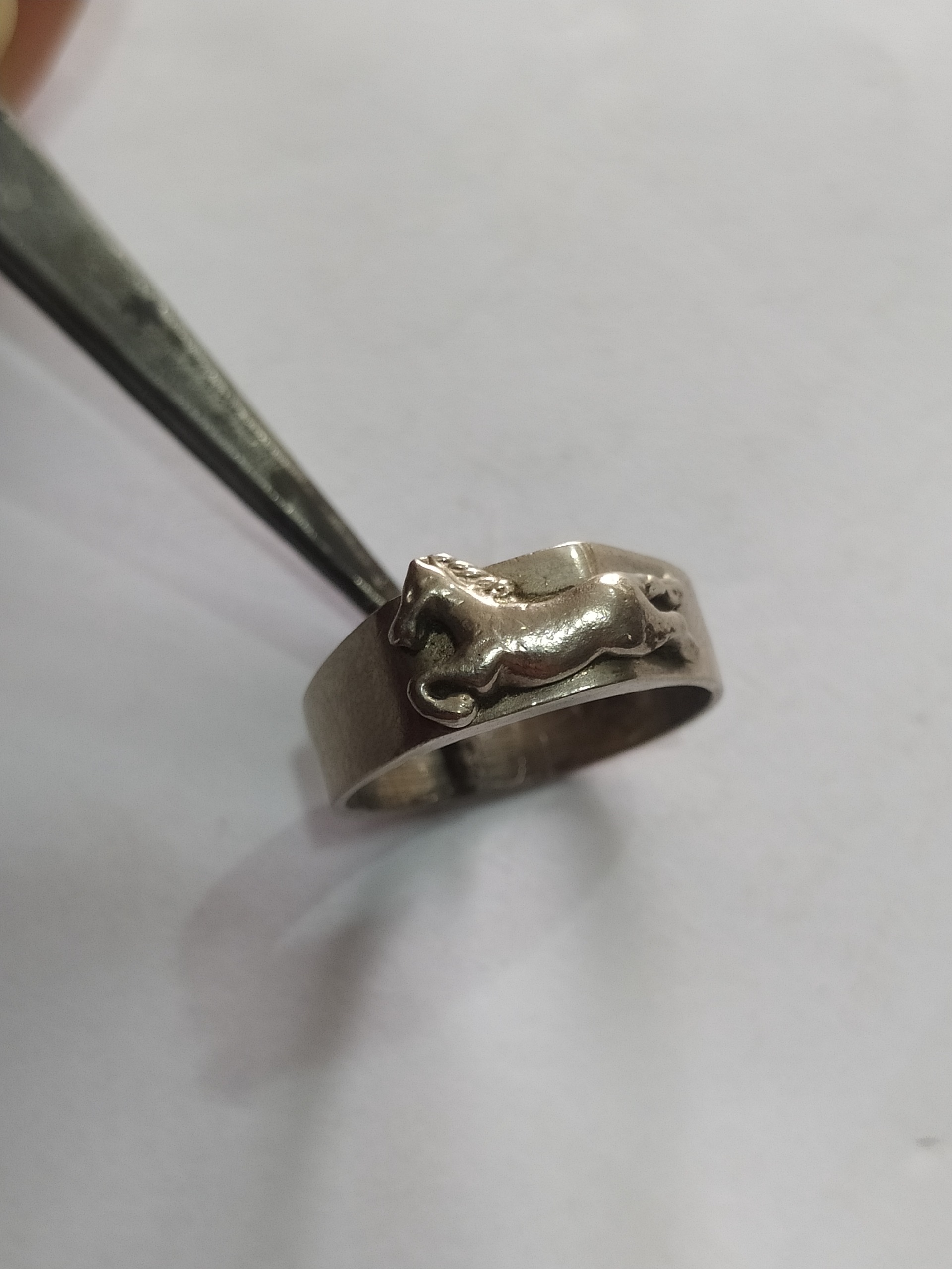 انگشتر قدیمی با نقش برجسته اسب خوشدست