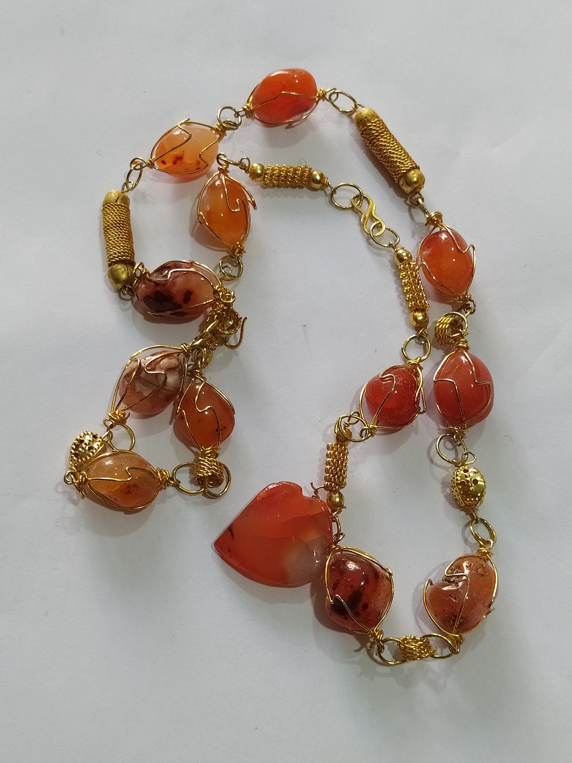 گردن آویز قدیمی ساخته شده از عقیق های معدنی