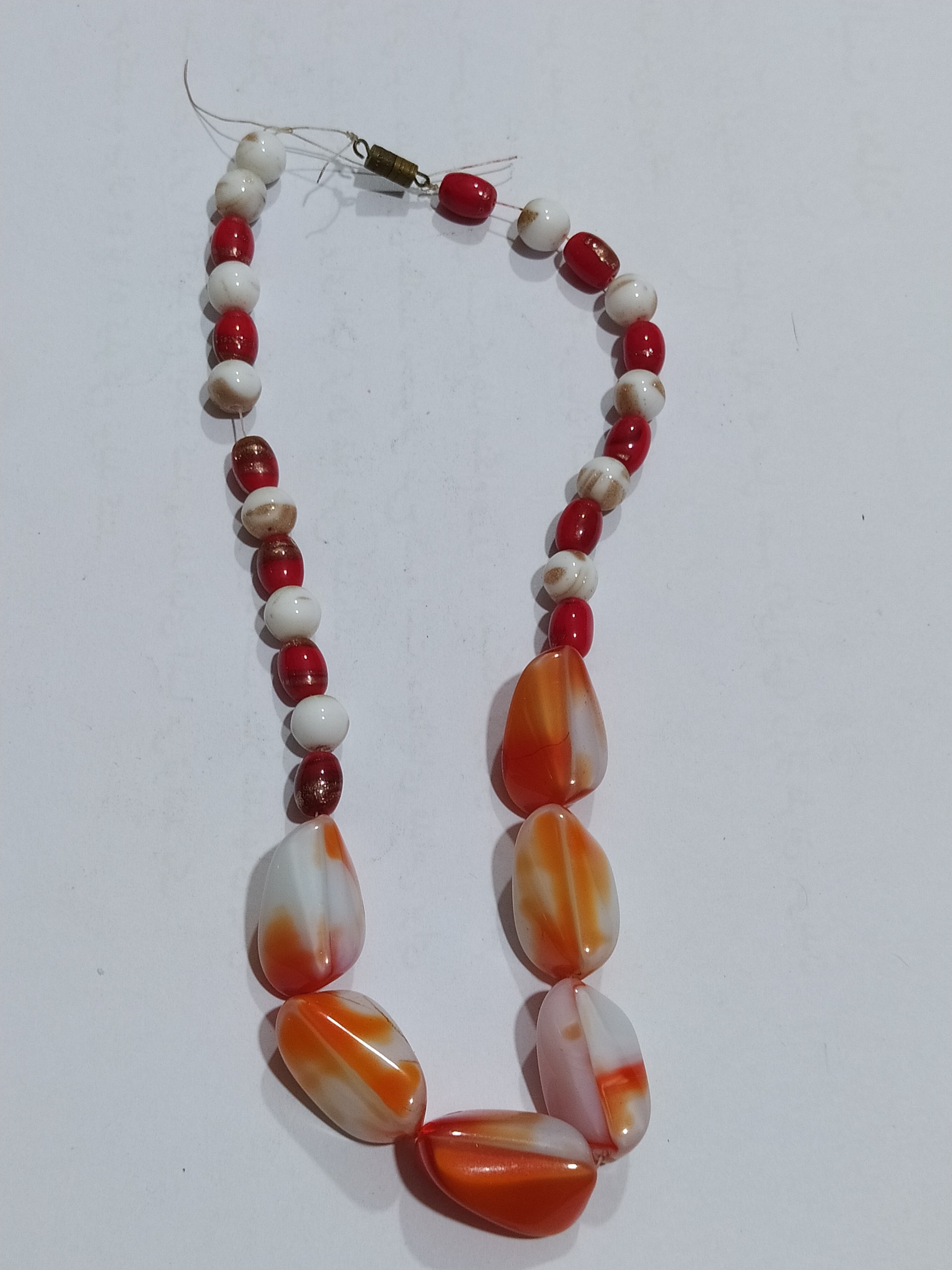 آویز قدیمی از مهره های شیشه ای و سنگی