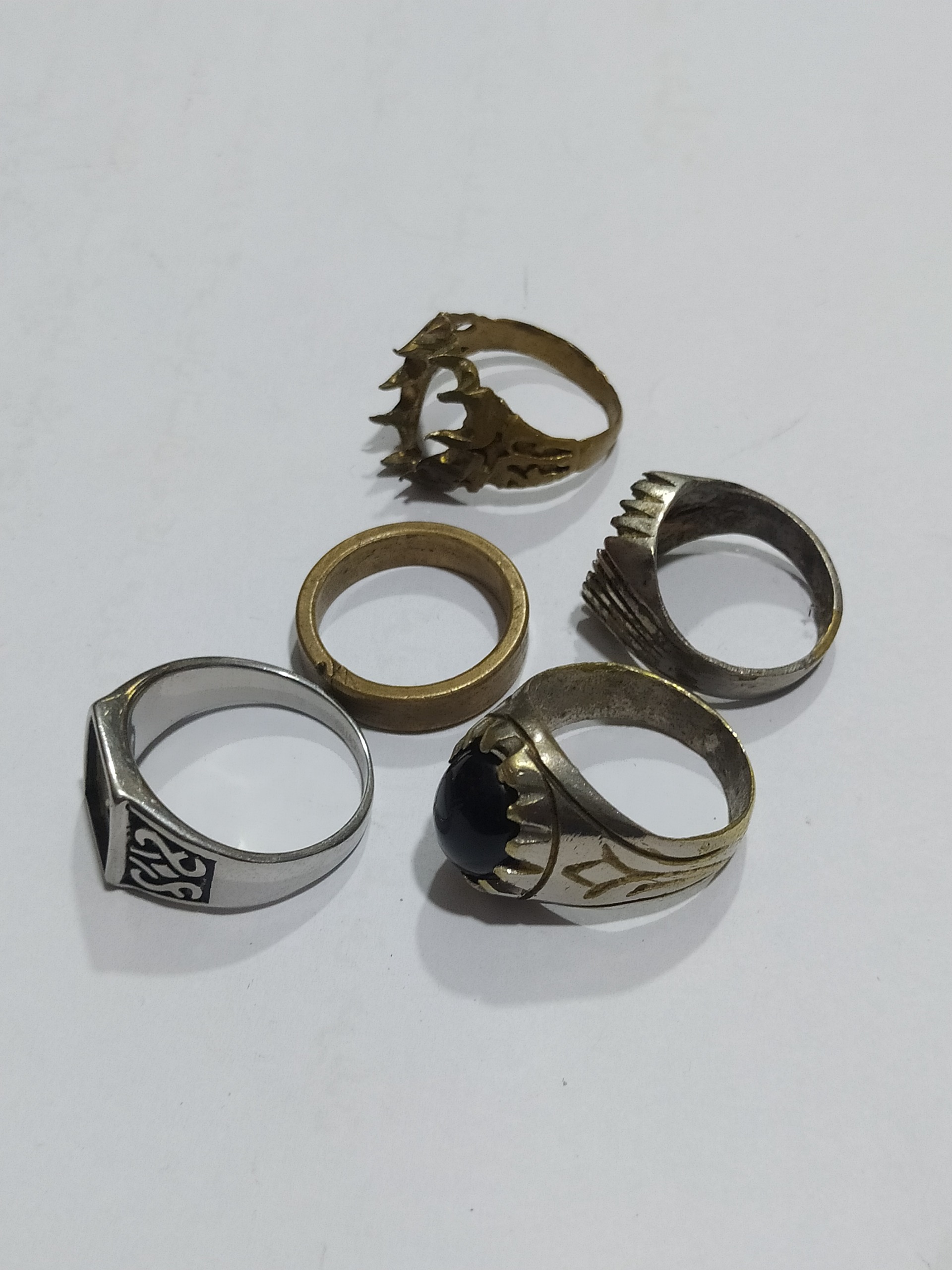 تعدادی رکاب انگشتر و انگشتر