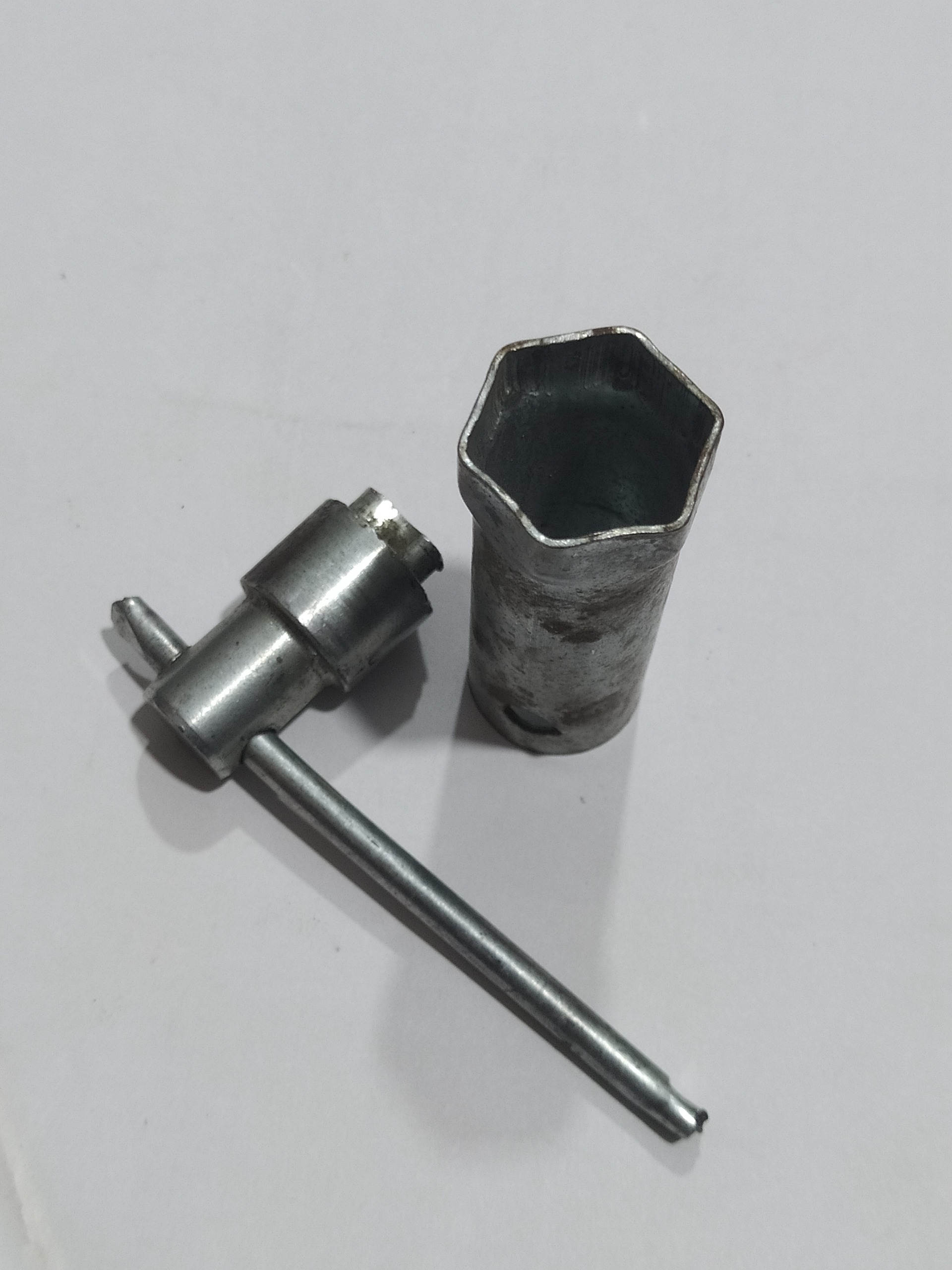 دو تا آچار قدیمی