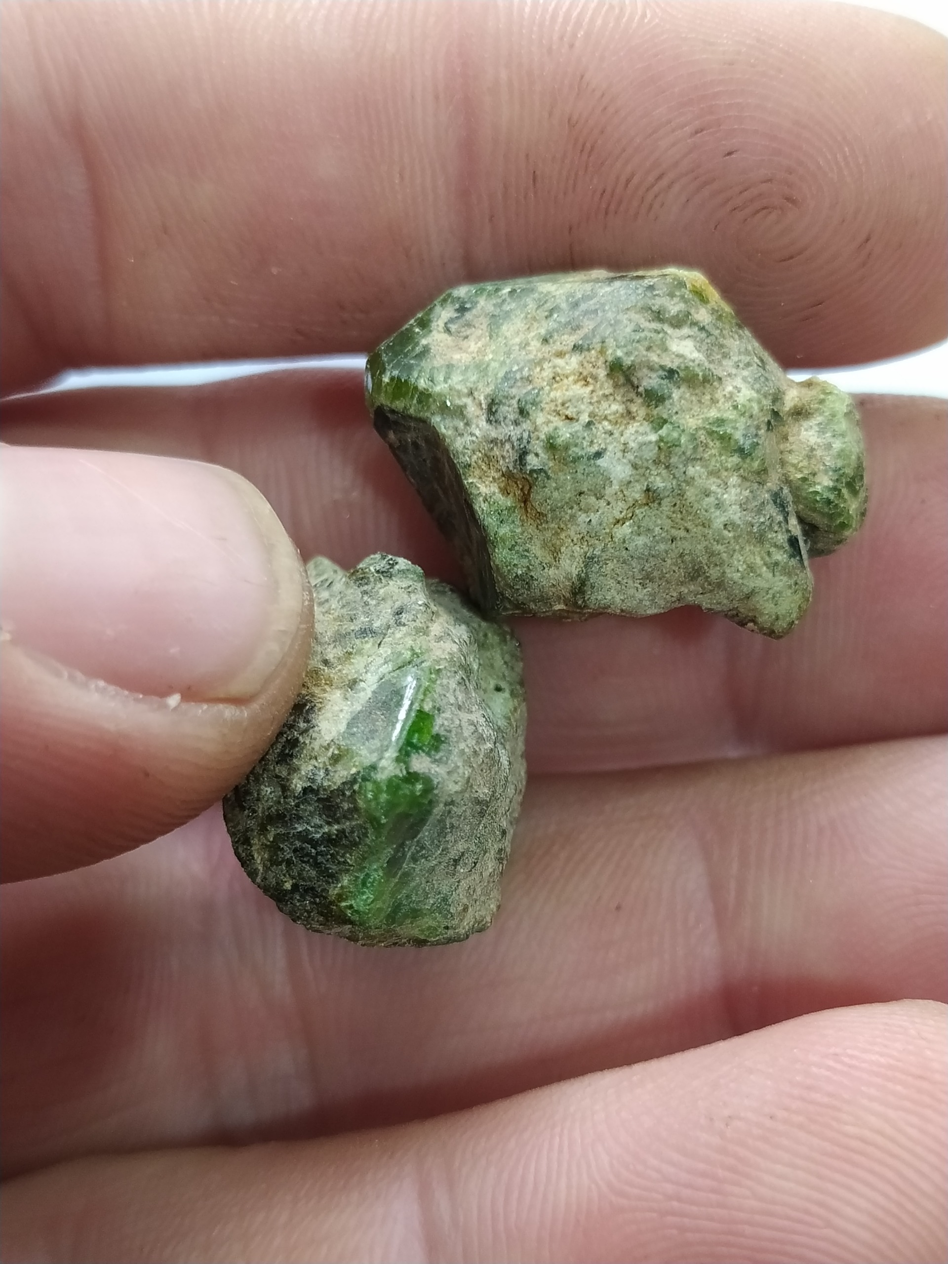 دو عدد سنگ معدنی گارنت سبز اصیل طبیعی