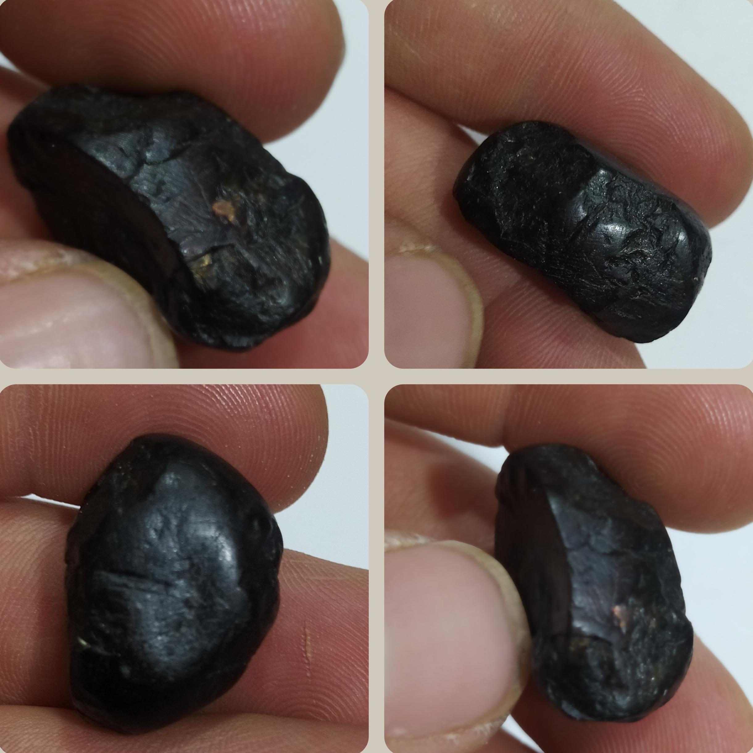 سنگ معدنی راف دارای رگه فلزی مسی رنگ