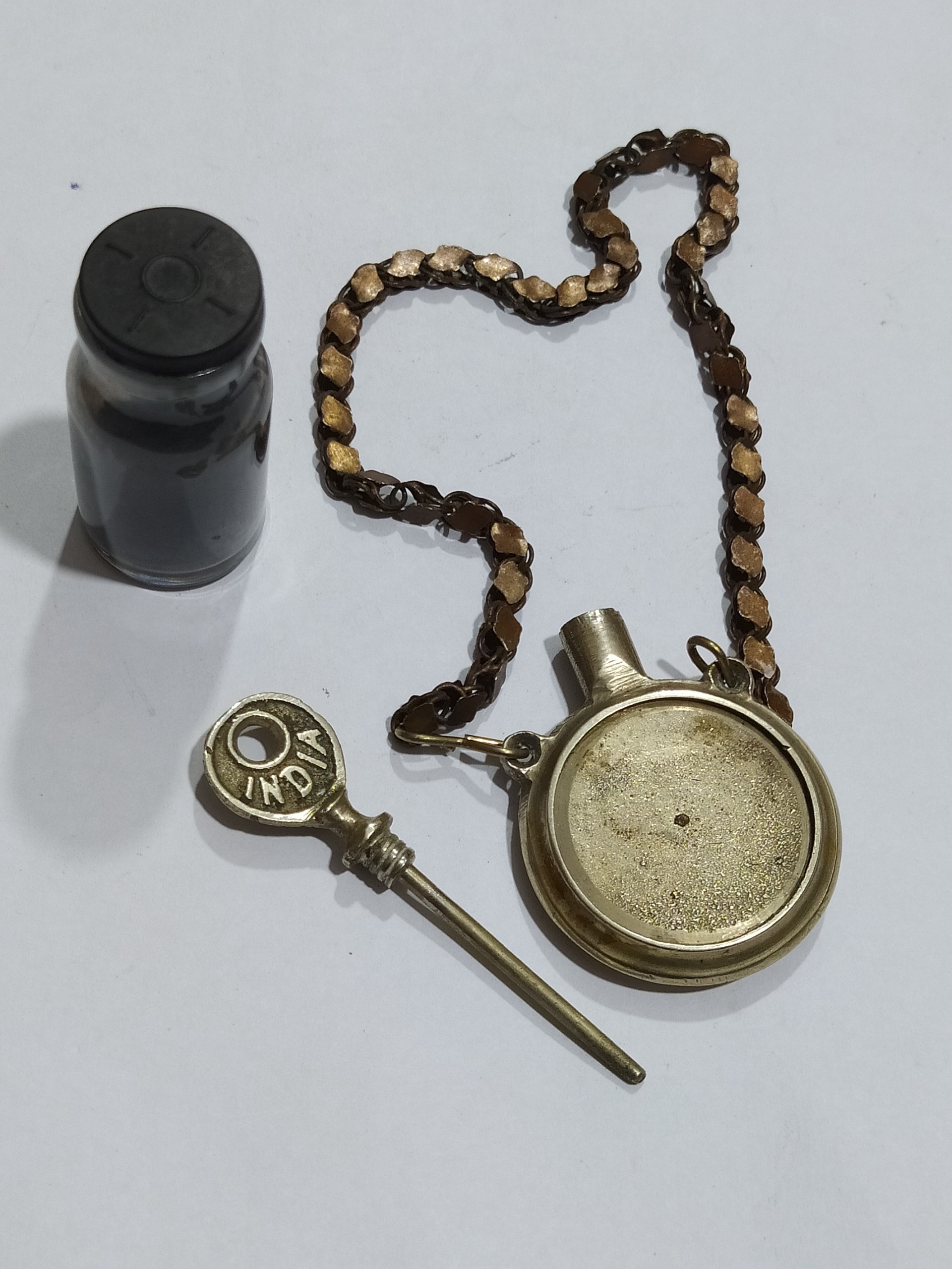 سرمه دان قدیمی مدل خاص بی نظیر با یک شیشه سرمه