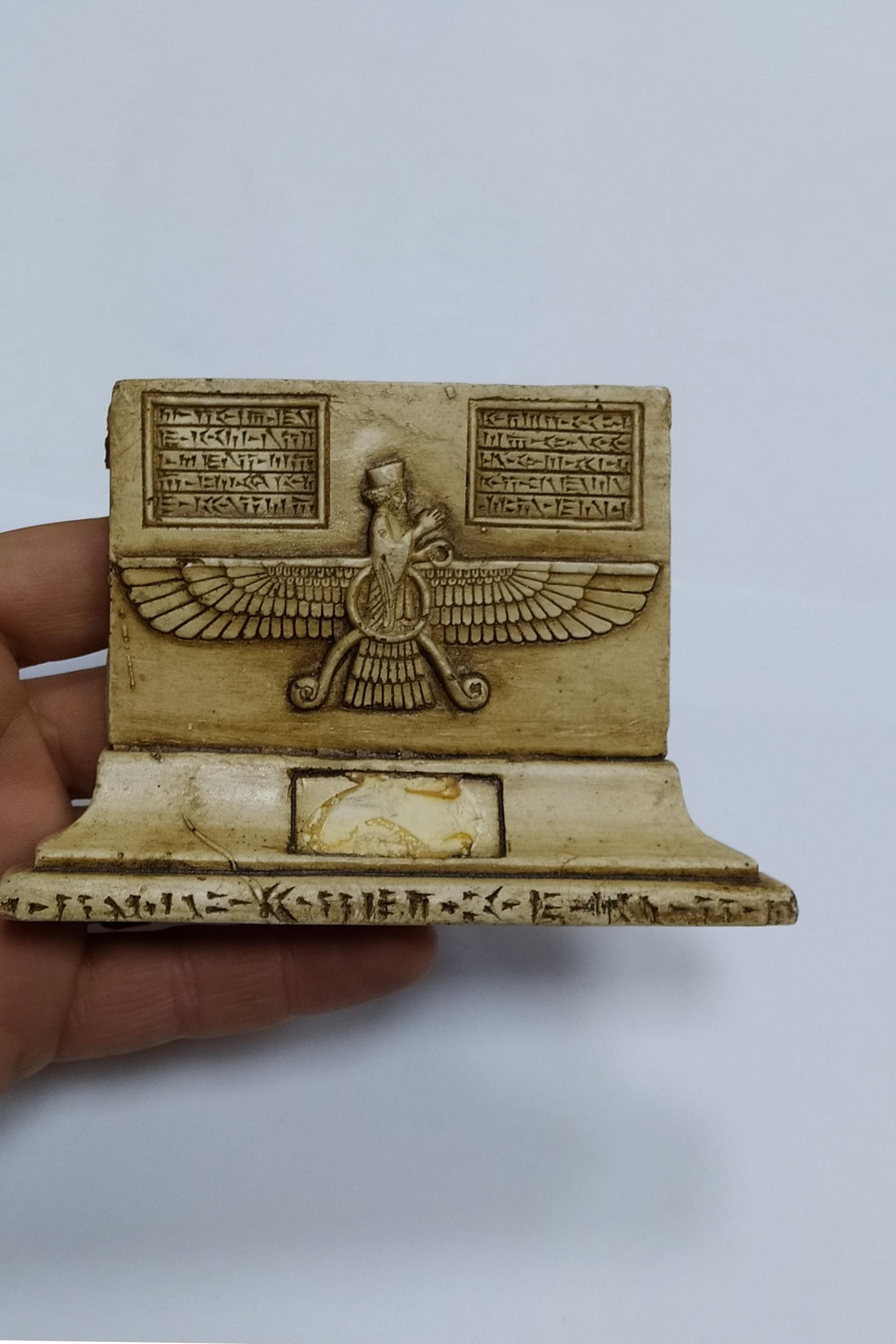 مجسمه زیبای نماد فروهر هخامنشی