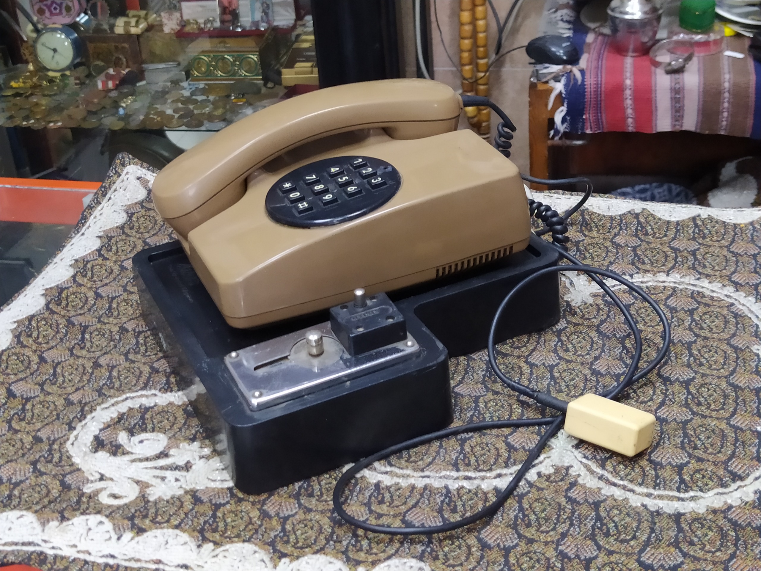 تلفن قدیمی با دستگاه سکه خور آنتیک خاطره انگیز