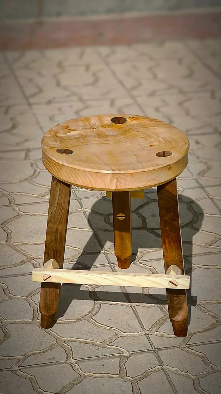 صندلی سه پایه چوبی