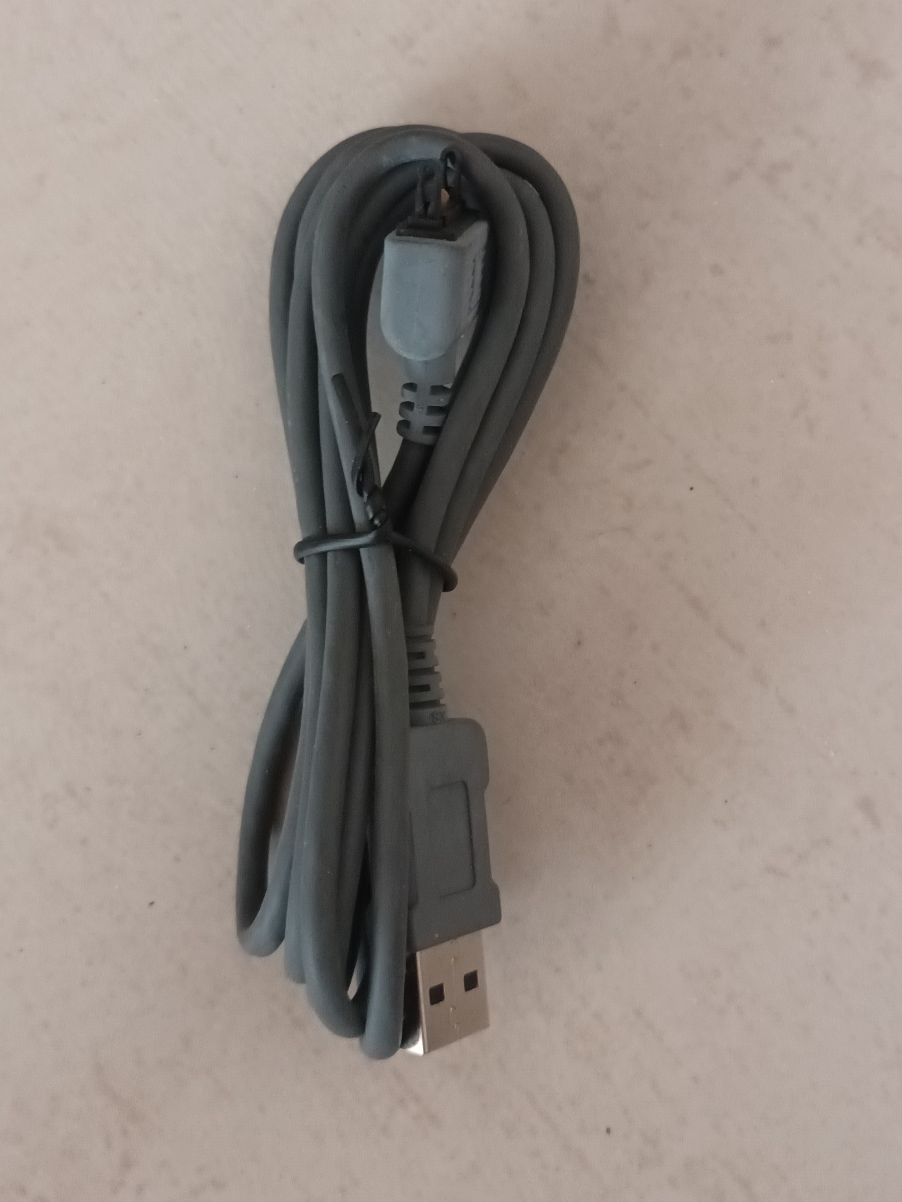کابل USB داخل کارتونی گوشی سونی اریکسون قدیمی