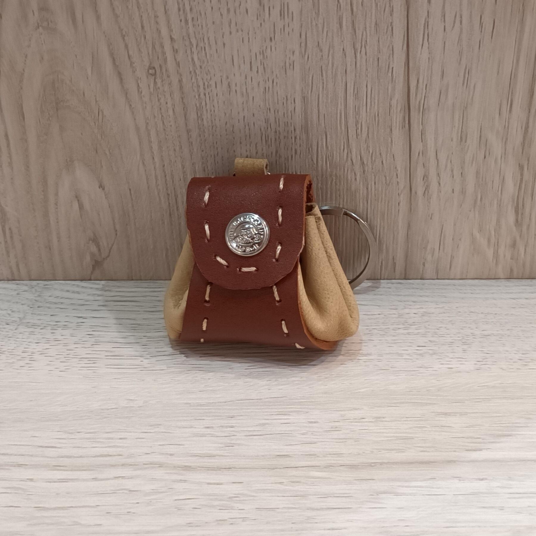 جاکلیدی چرم طبیعی دست دوز طرح کوله پشتی