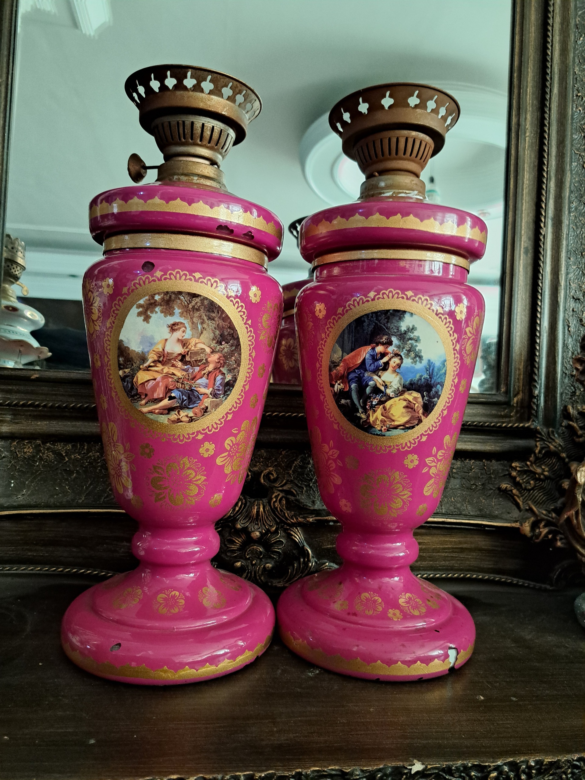 یک جفت چراغ لمپا صورتی