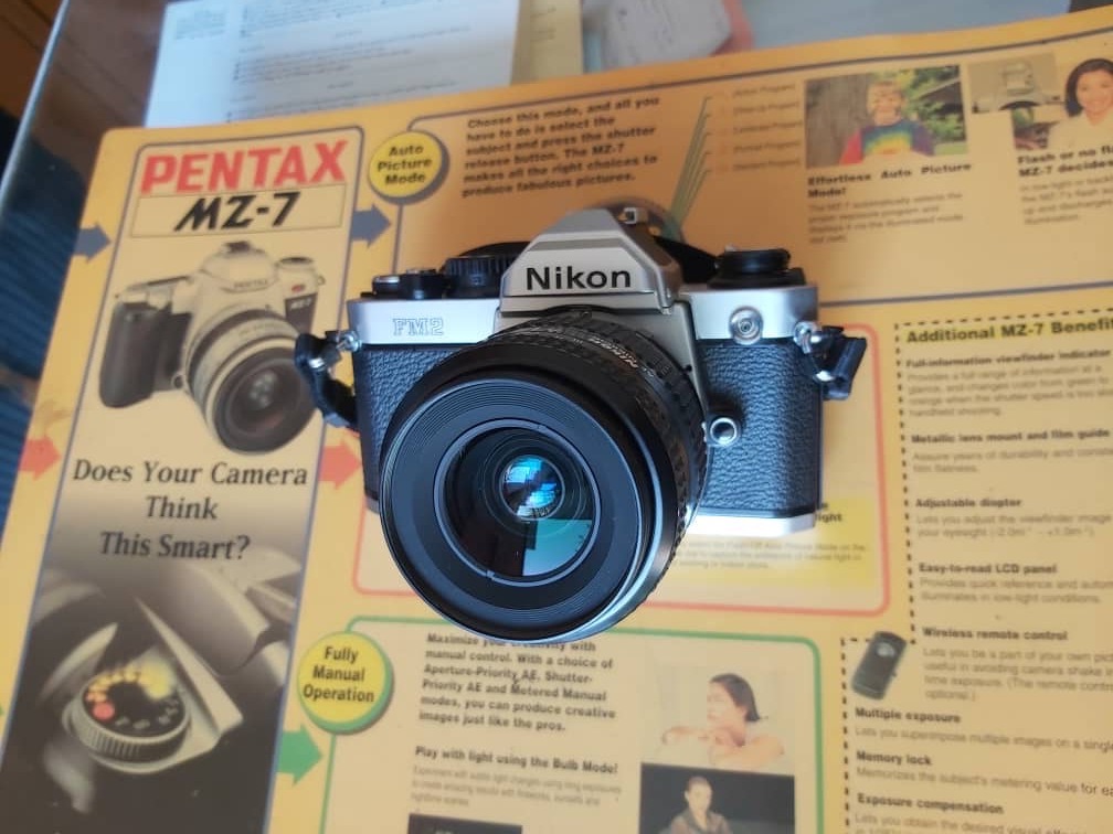 Nikon FM2 دوربین