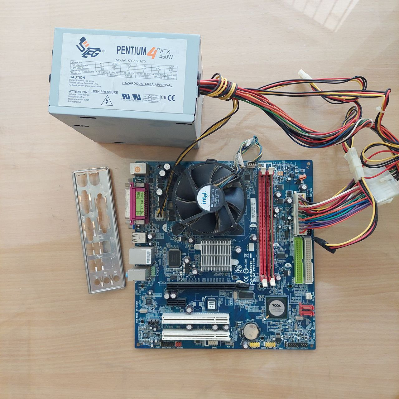 مادربرد گیگابایت و پردازشگر پنتیوم با رم 1