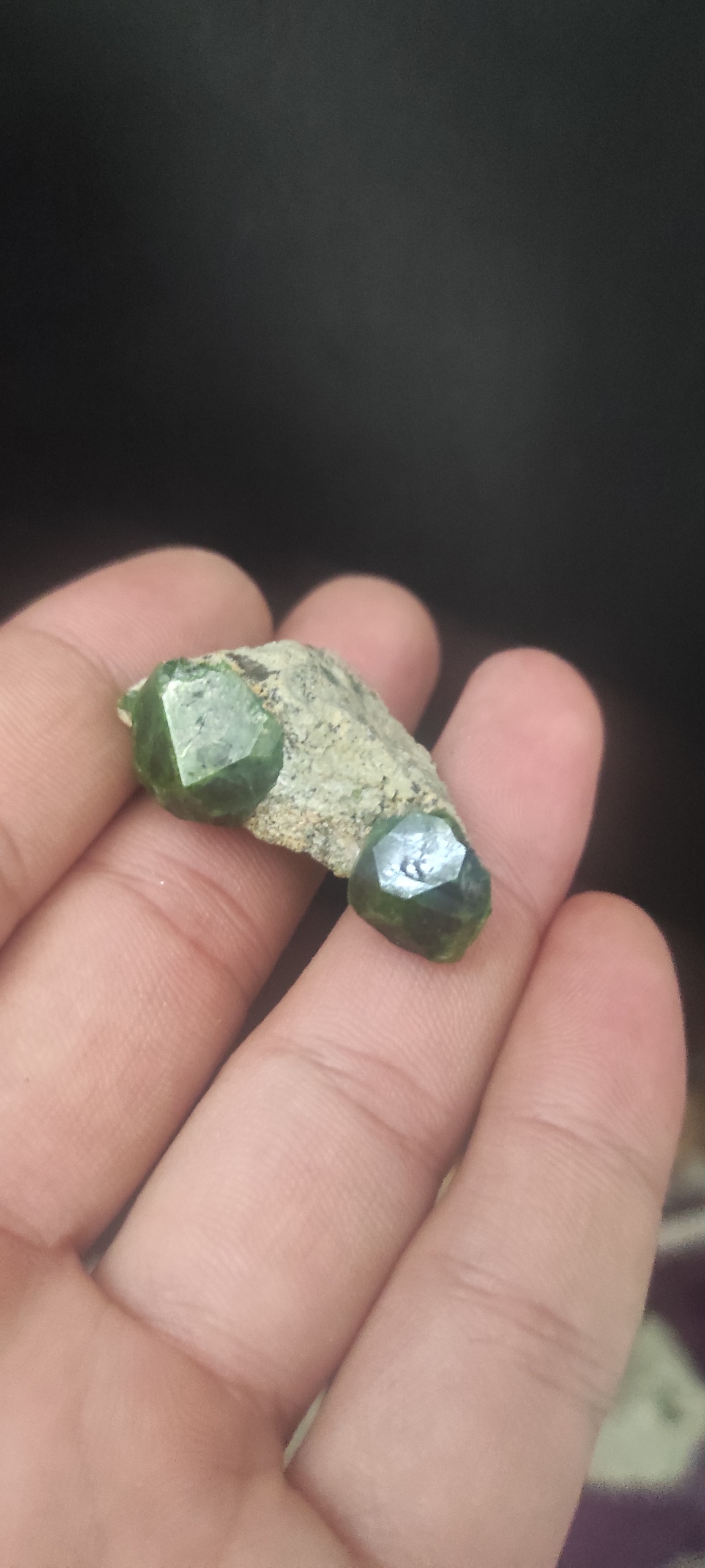سنگ معدنی گارنت سبز دمانتویید ،کلکسیونی