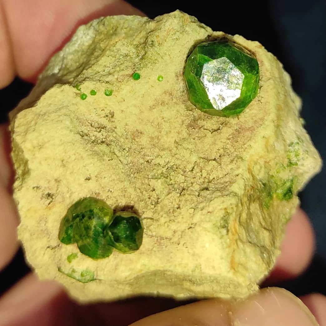 سنگ کلکسیونی گارنت سبز دمانتوئید معدنی