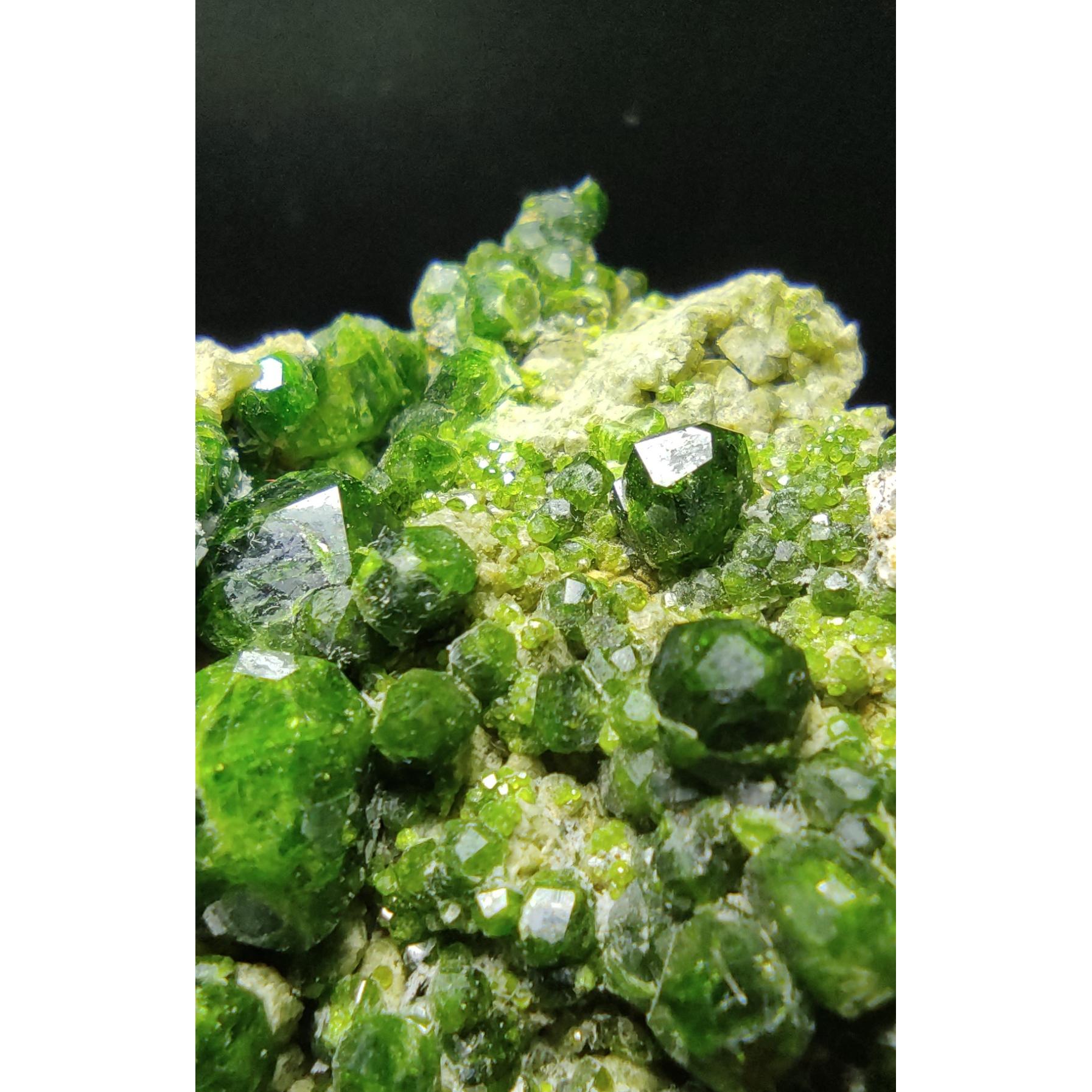 سنگ معدنی گارنت دمانتوئید سبز