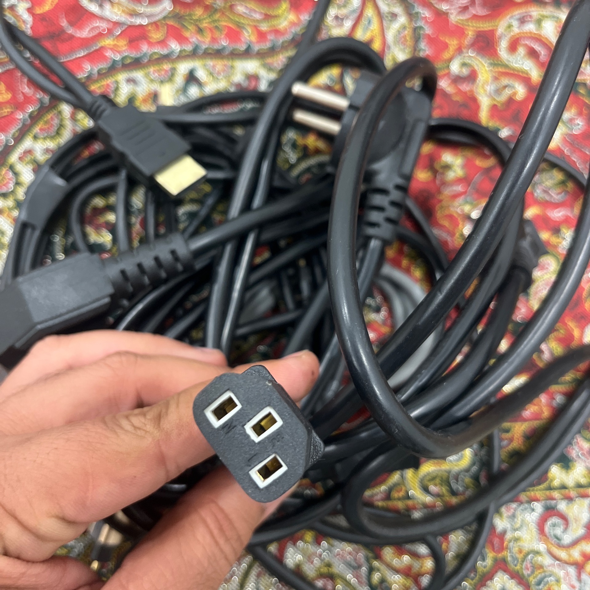 تعدادی کابل برق