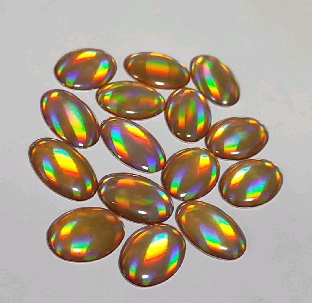 نگین اپال طلایی پرتلالو سنتیک زیبا