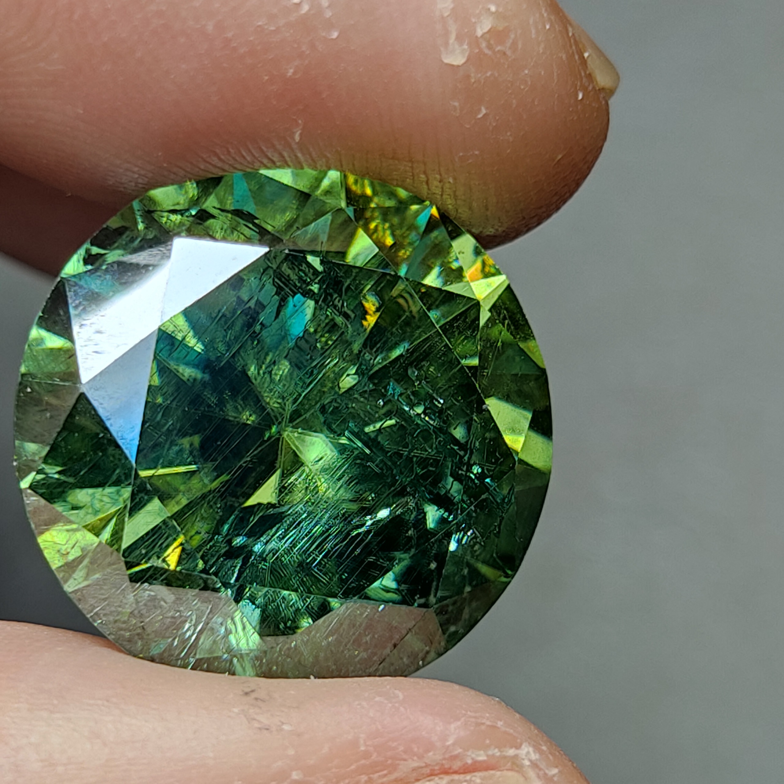 نگین موزانایت سبز روس غولپیکر سایز 17 میل درجه یک