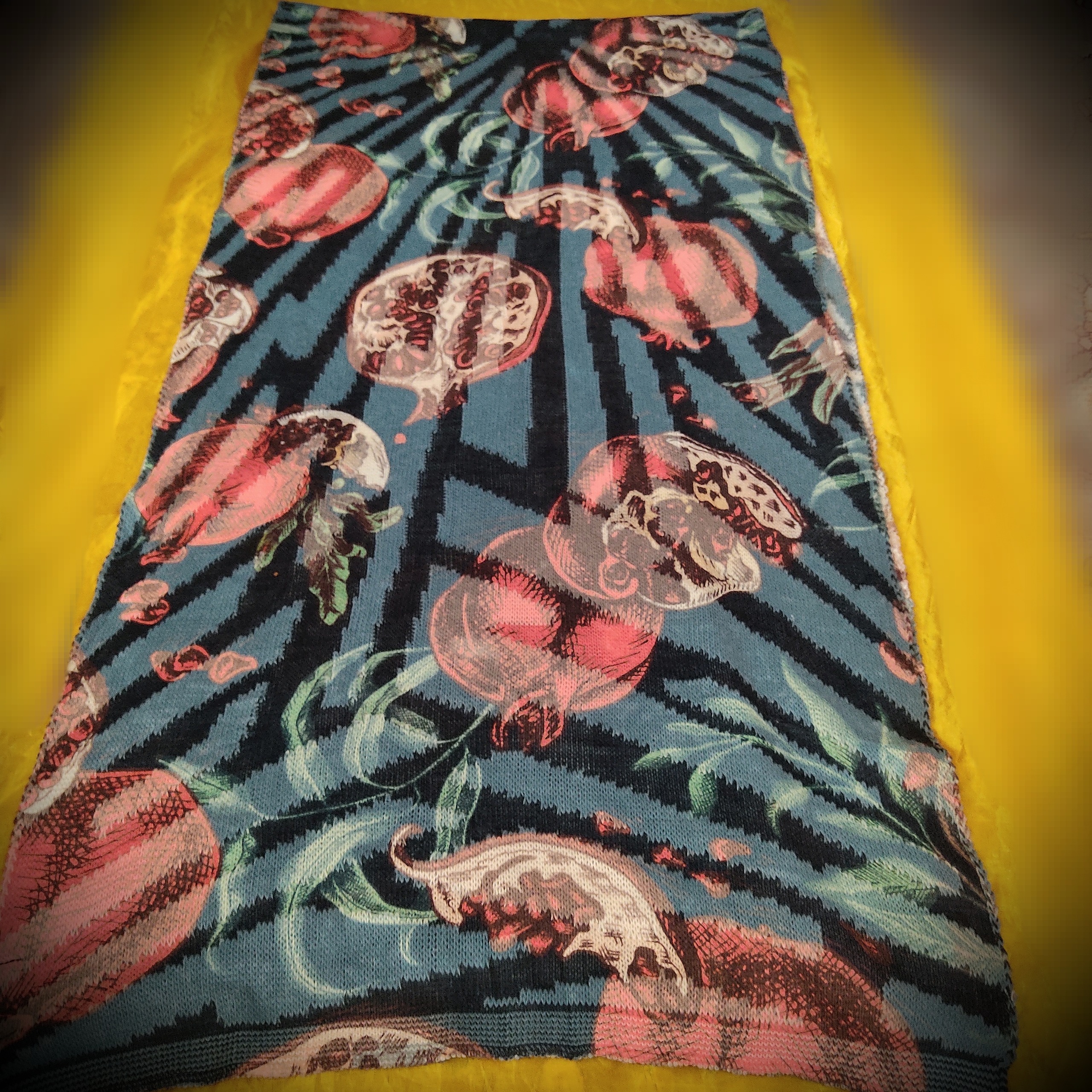 روسری شالی زیبا طرح انار زمستانه