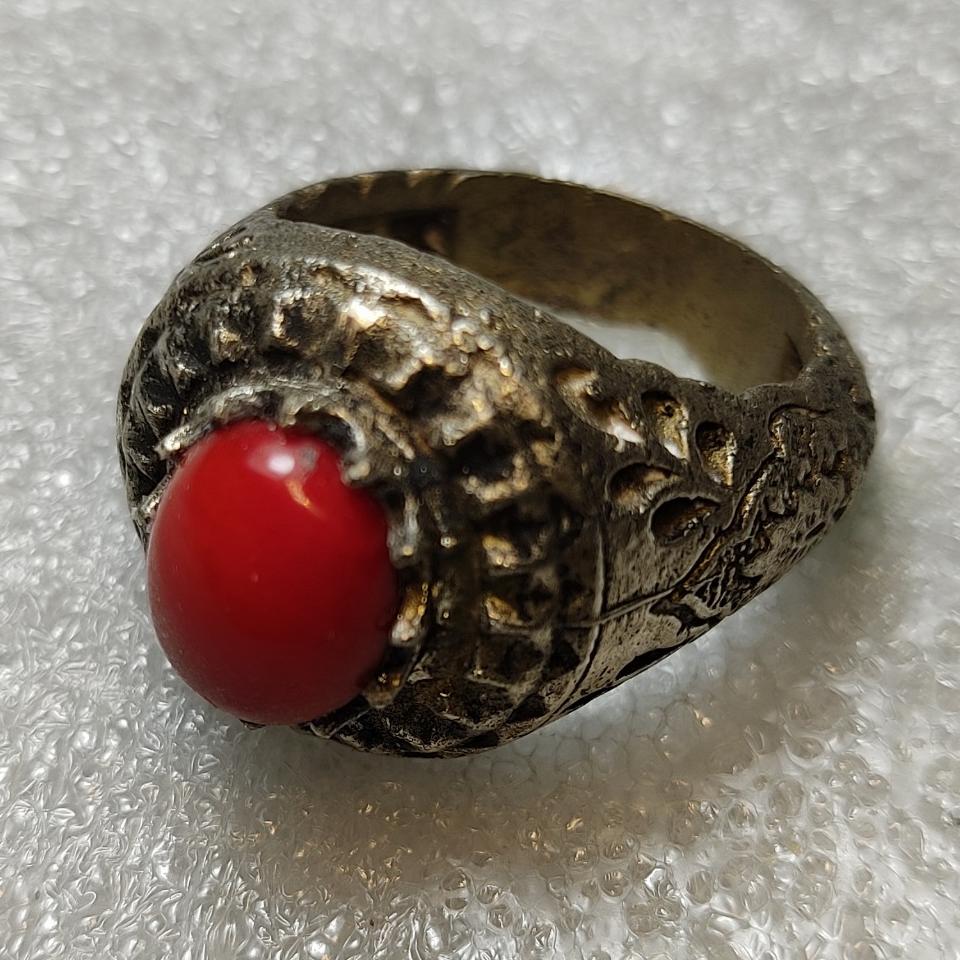 انگشتر شاه پسند قلمزنی مرجان سرخ ایتالیایی کمیاب