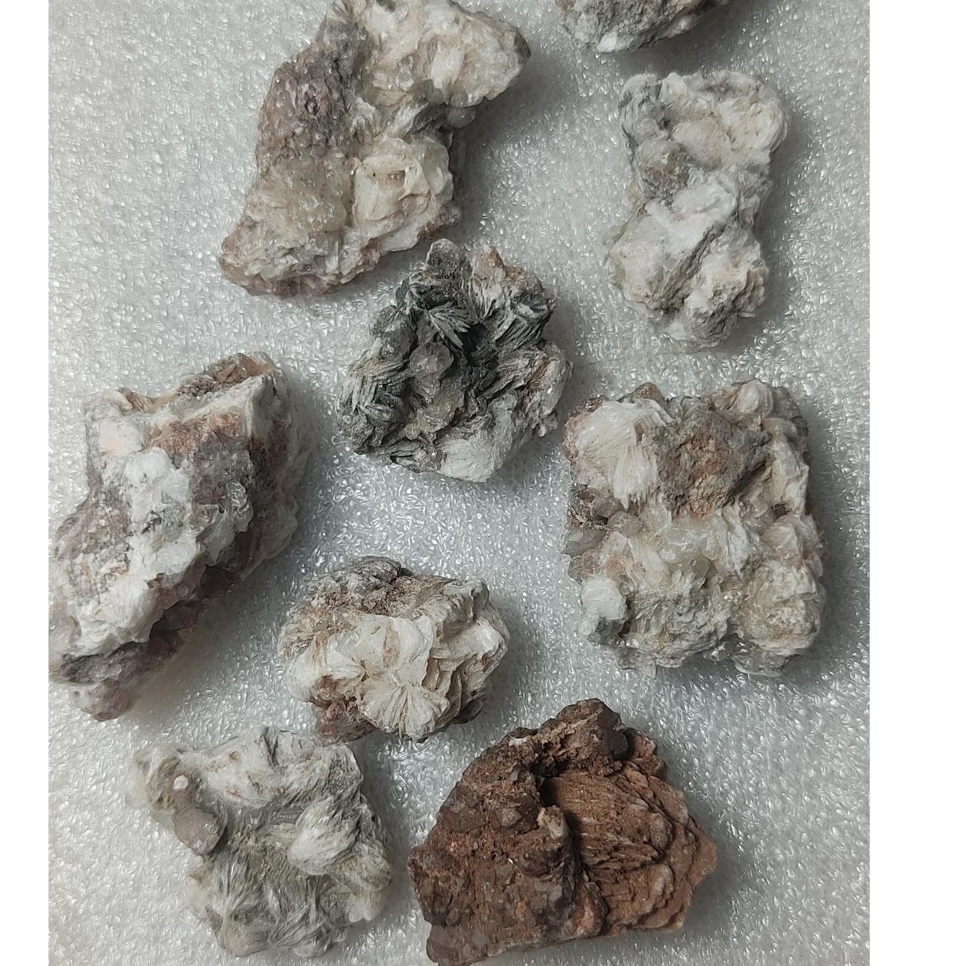 تکه های کوچک سنگ زیبای باریت توضیحات دارد