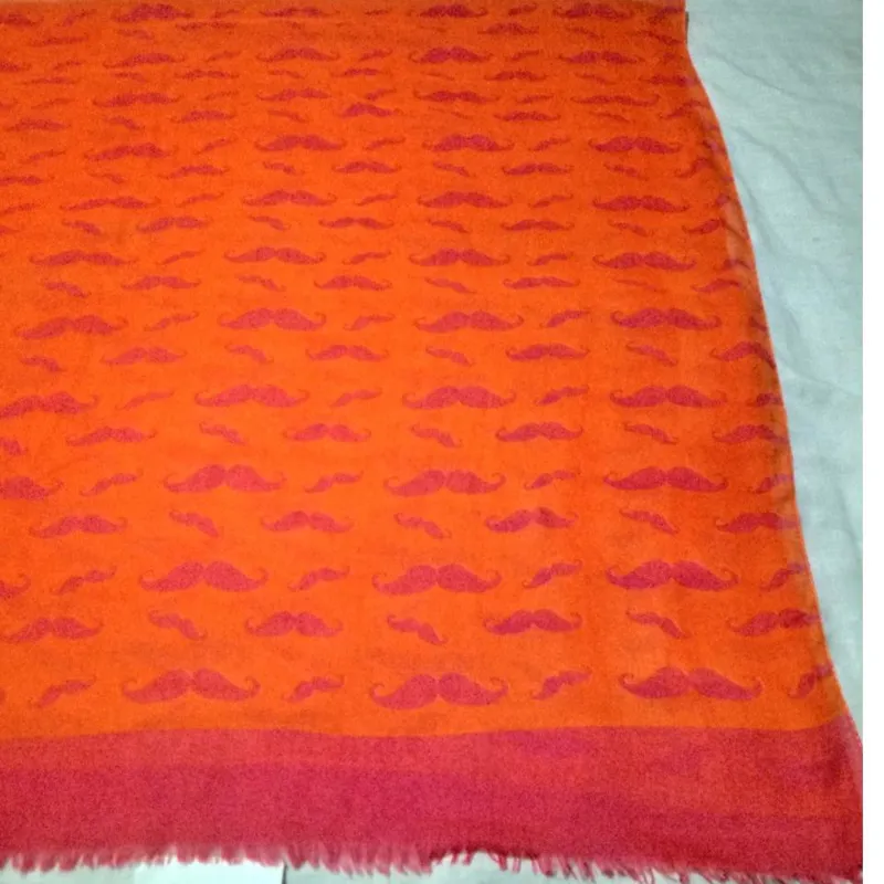 روسری نخی و  خوشرنگ طرح لبخند قواره بزرگ