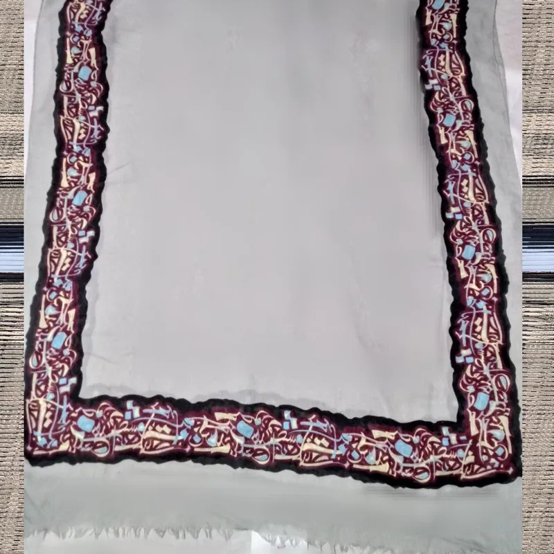 روسری  نخی خوش طرح و خوش رنگ حاشیه دار