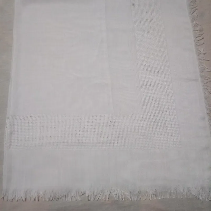 روسری نخی سفید ساده با حاشیه توری ابعاد 110 و خنک