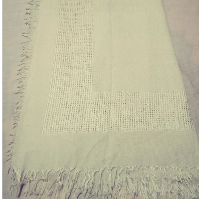 شال کرم رنگ نخی حاشیه توری قواره بزرگ