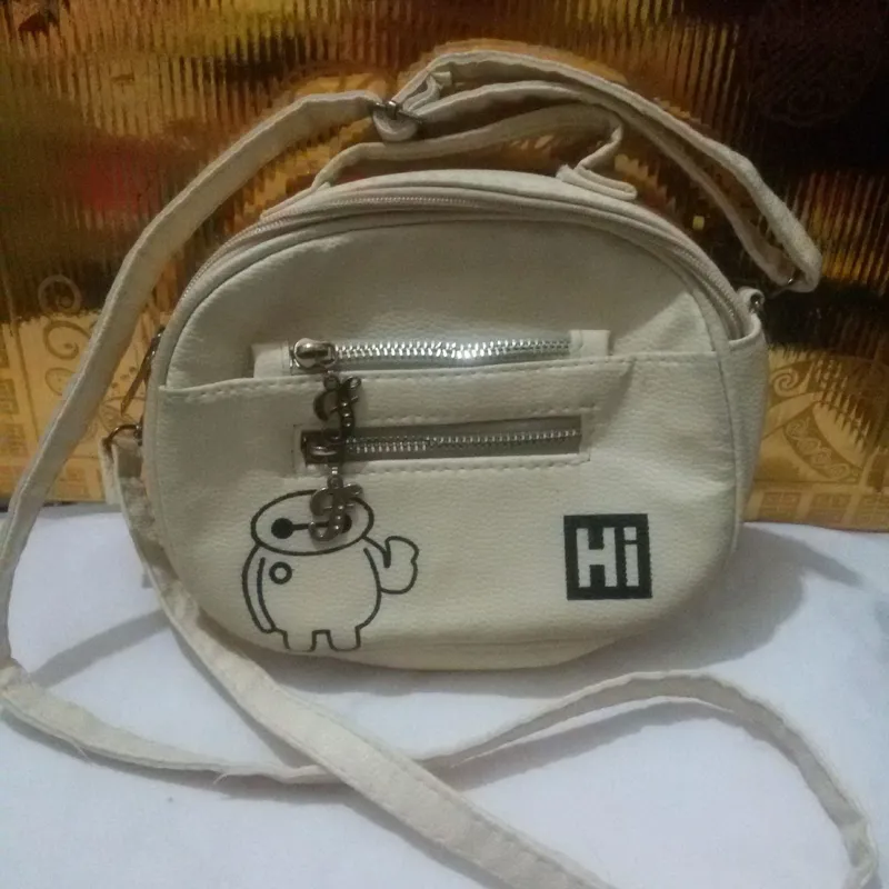 کیف دوشی دخترانه جنس چرم مصنوعی رنگ کرمی