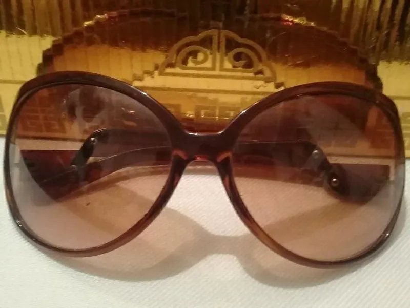 عینک آفتابی زنانه  یووی 400  با یک کیف عینک