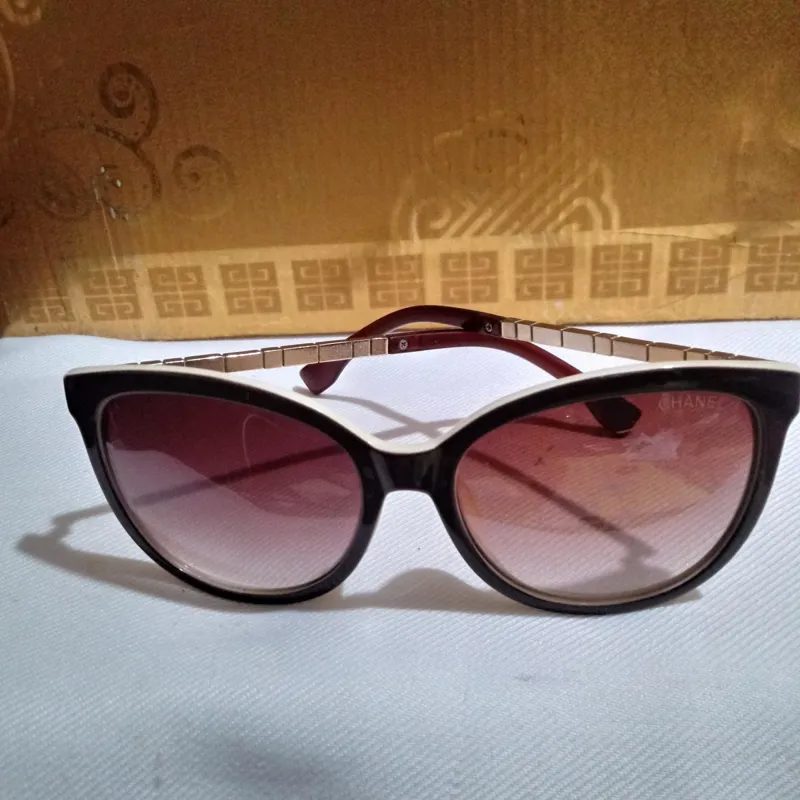 عینک آفتابی زنانه دسته نگین دار مارک شنل با کیف