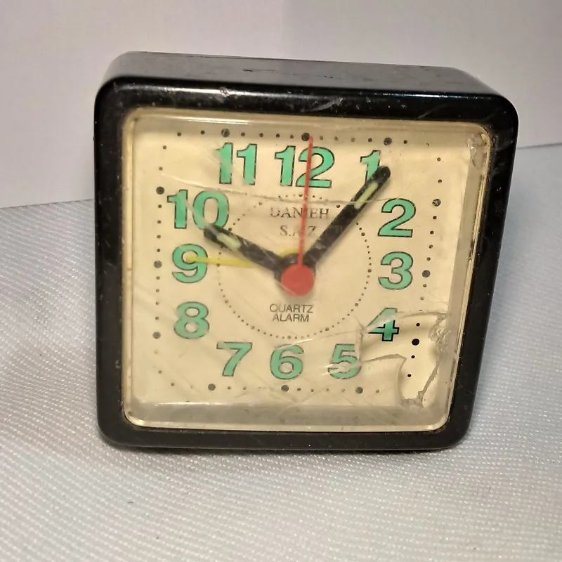 ساعت زنگی قدیمی مارک DANIEH سالم و دقیق