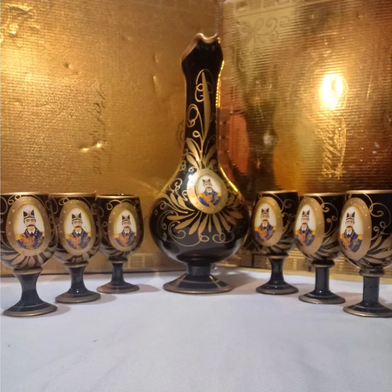 پارچ و 6 عدد جام شیشه ای نسبتا قدیمی نقش قاجاری
