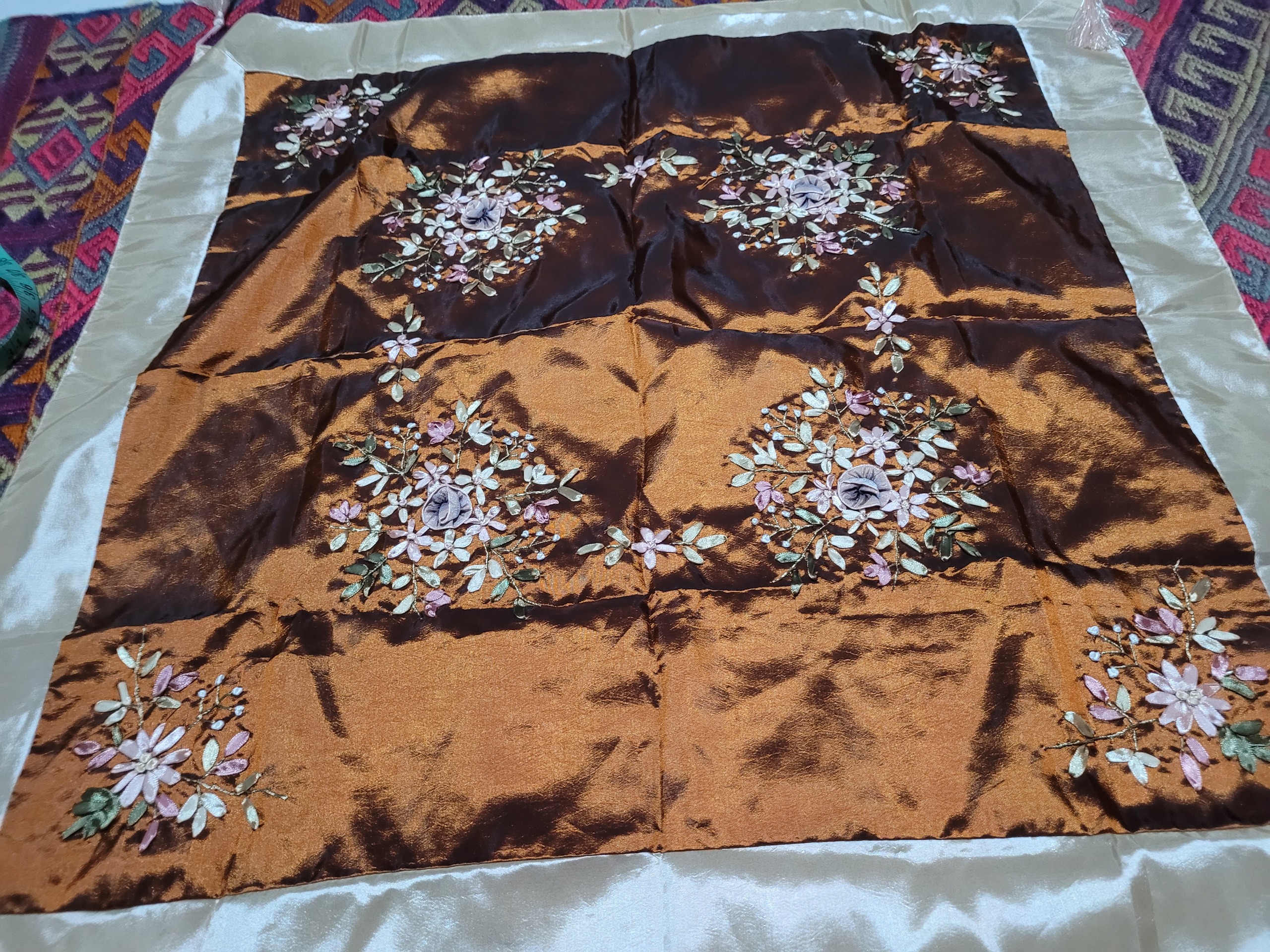 رومیزی ساتن روباندوزی شده