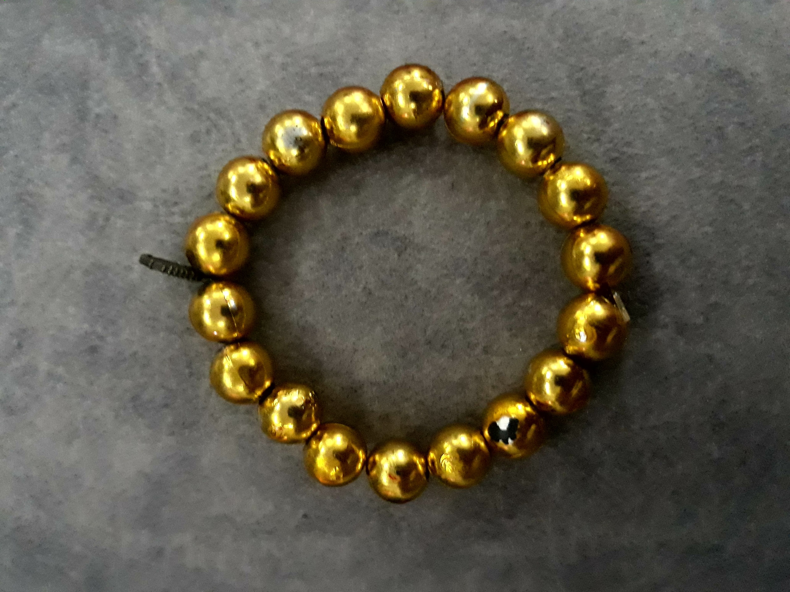 دستبند طلایی با مهره تزئینی درخت