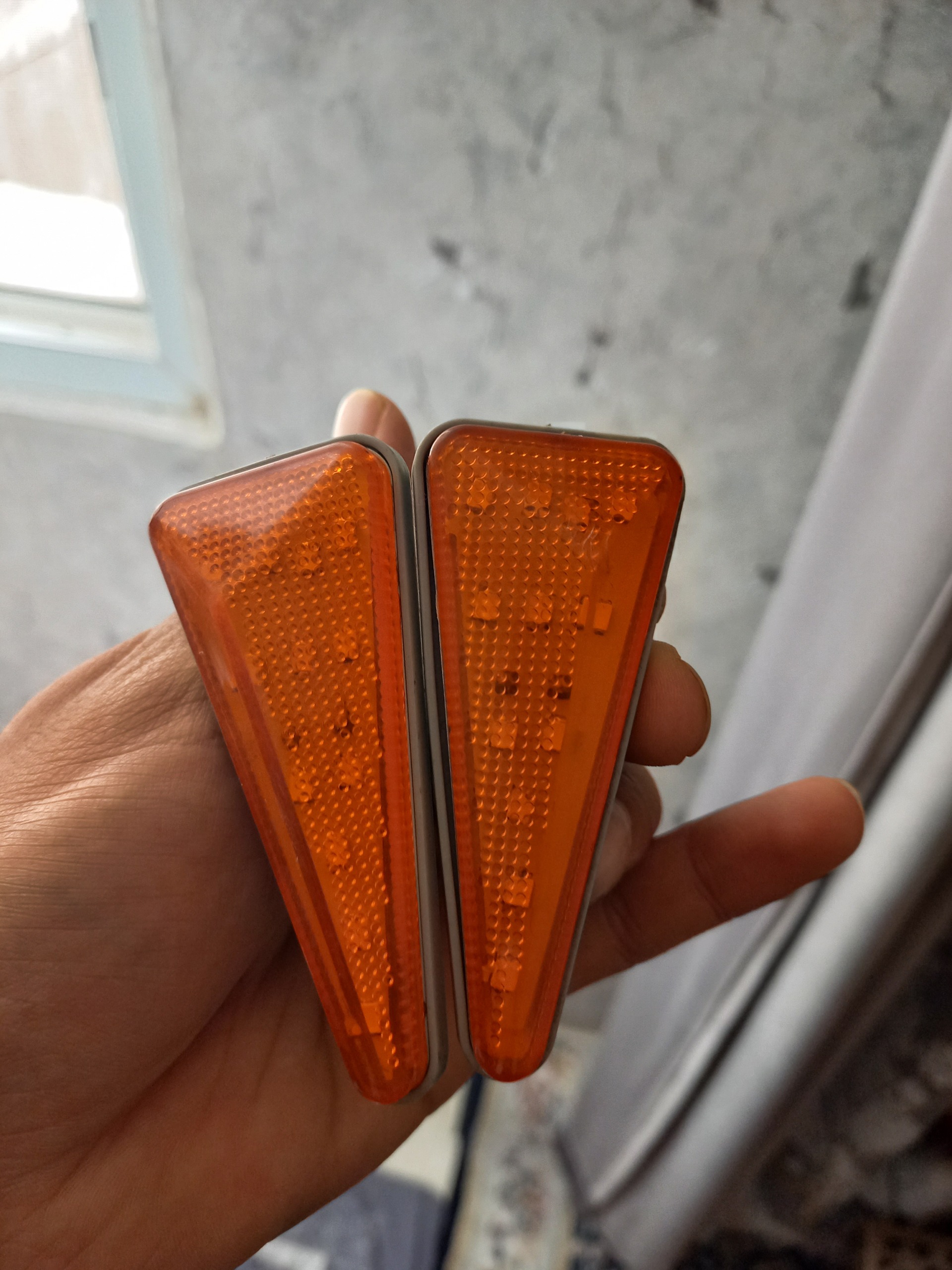 چراغ راهنما بغل مگانی پراید