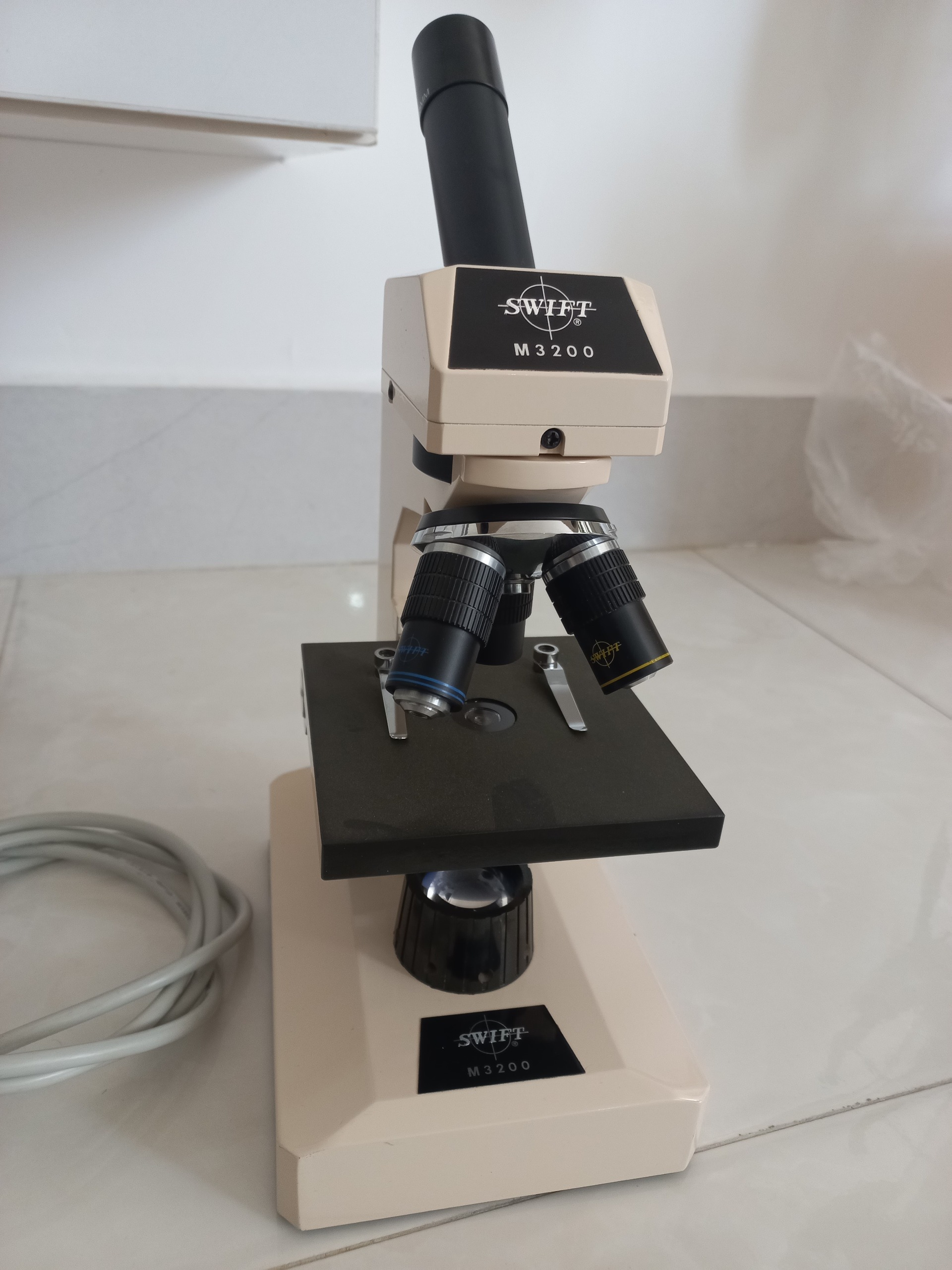 میکروسکوپ بیولوژی سوئفت مدل M3200 (ژاپن)