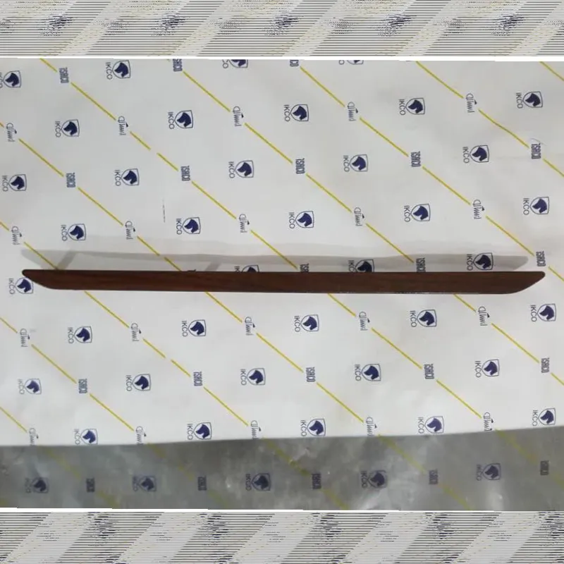 زه بالای روی درب داشبورد آریسان مشکی