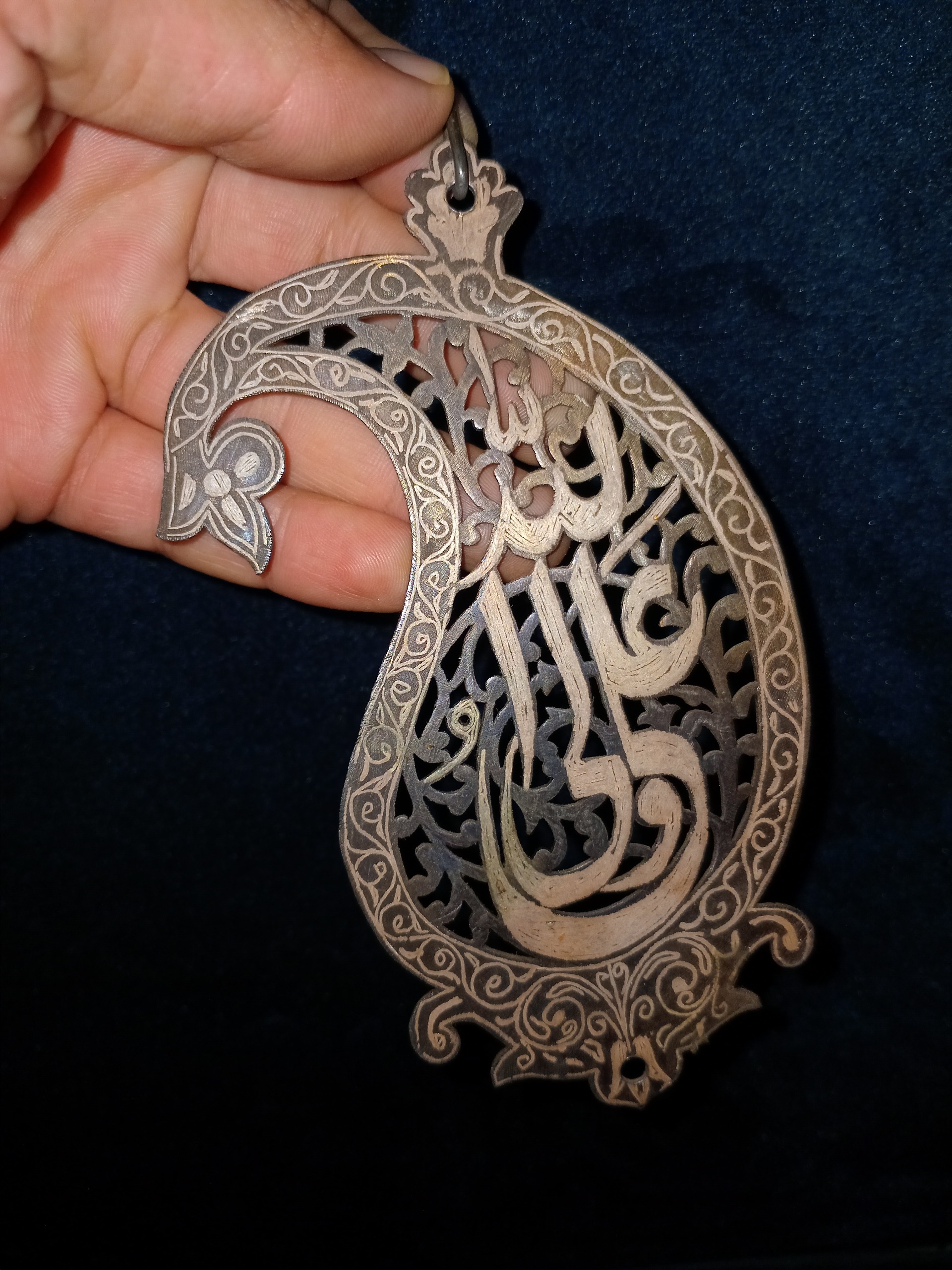 سَردَم یا آویزه فولادی نقره کوب مشبک دستساز
