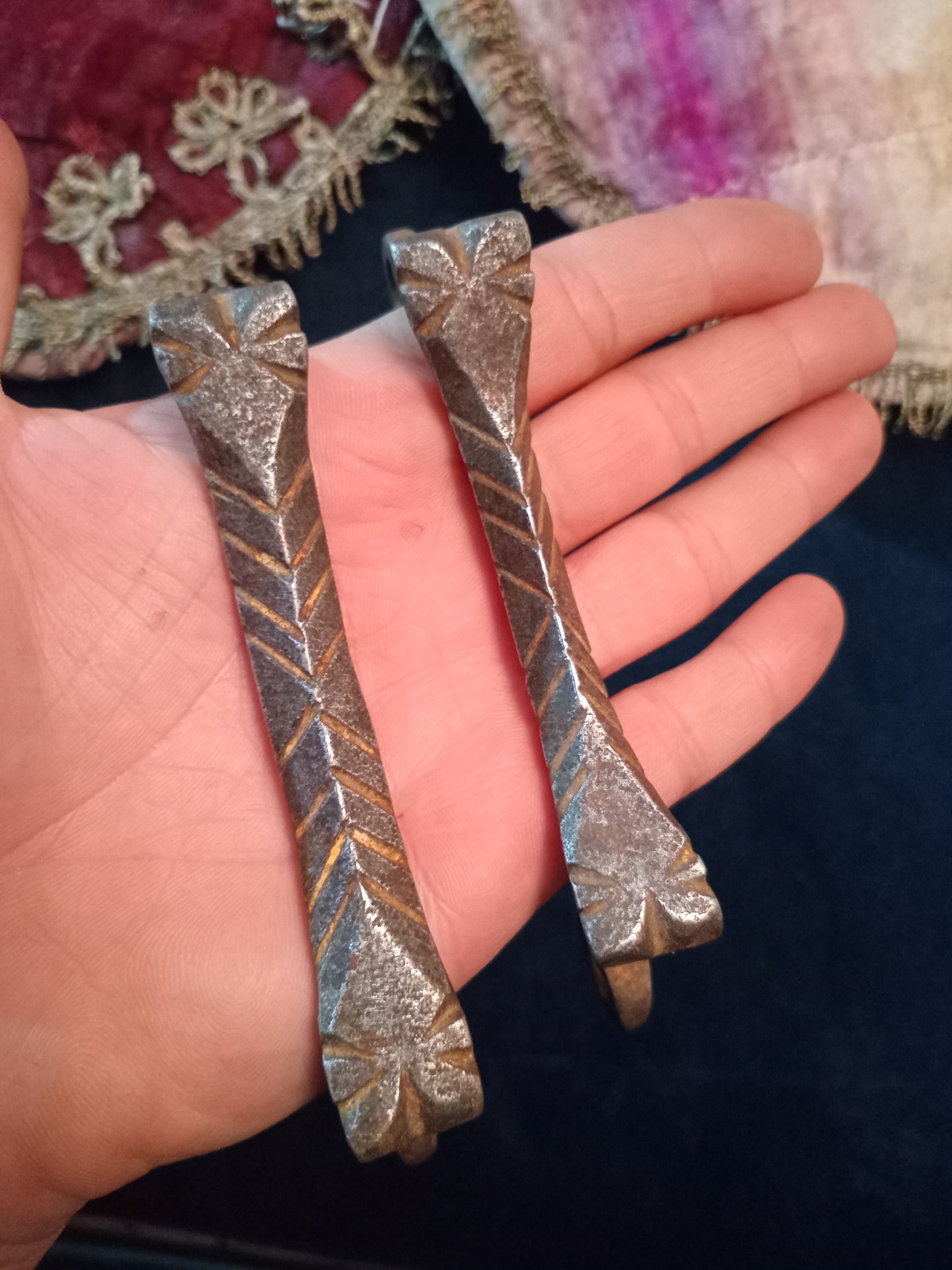 یک جفت و یک تکی دسته اُرُسی فولادی کهنه صفوی