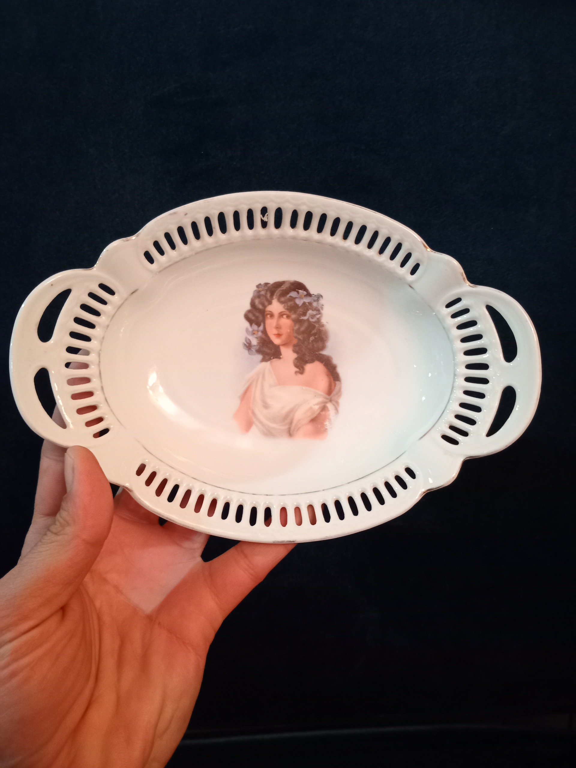 دیوارکوب باواریا لب توری دختری کهنه زیبا سالم