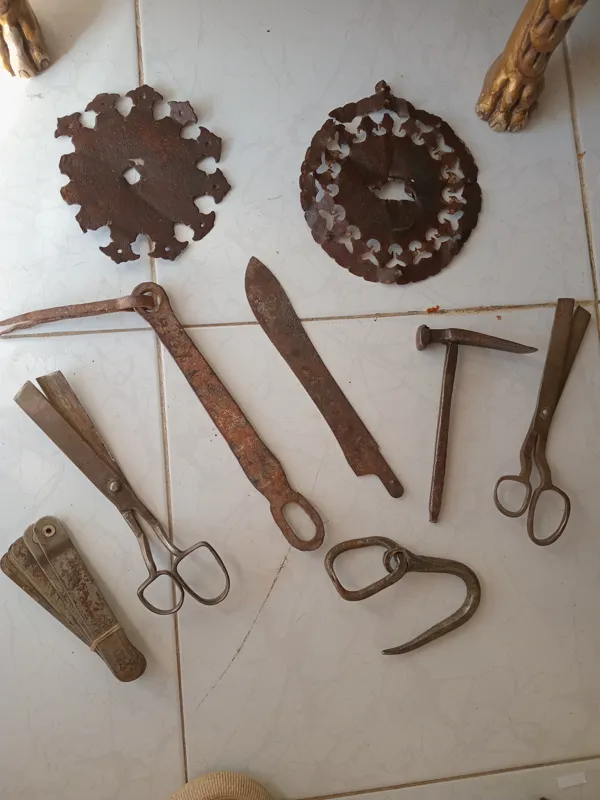 مجموعه اشیای فولادی کهنه قاجاری چفت و تیشه