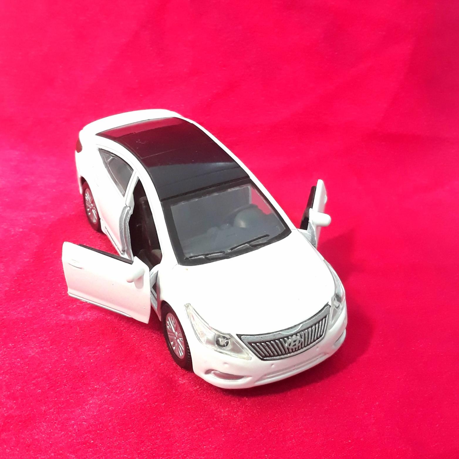 ماشین فلزی سفید