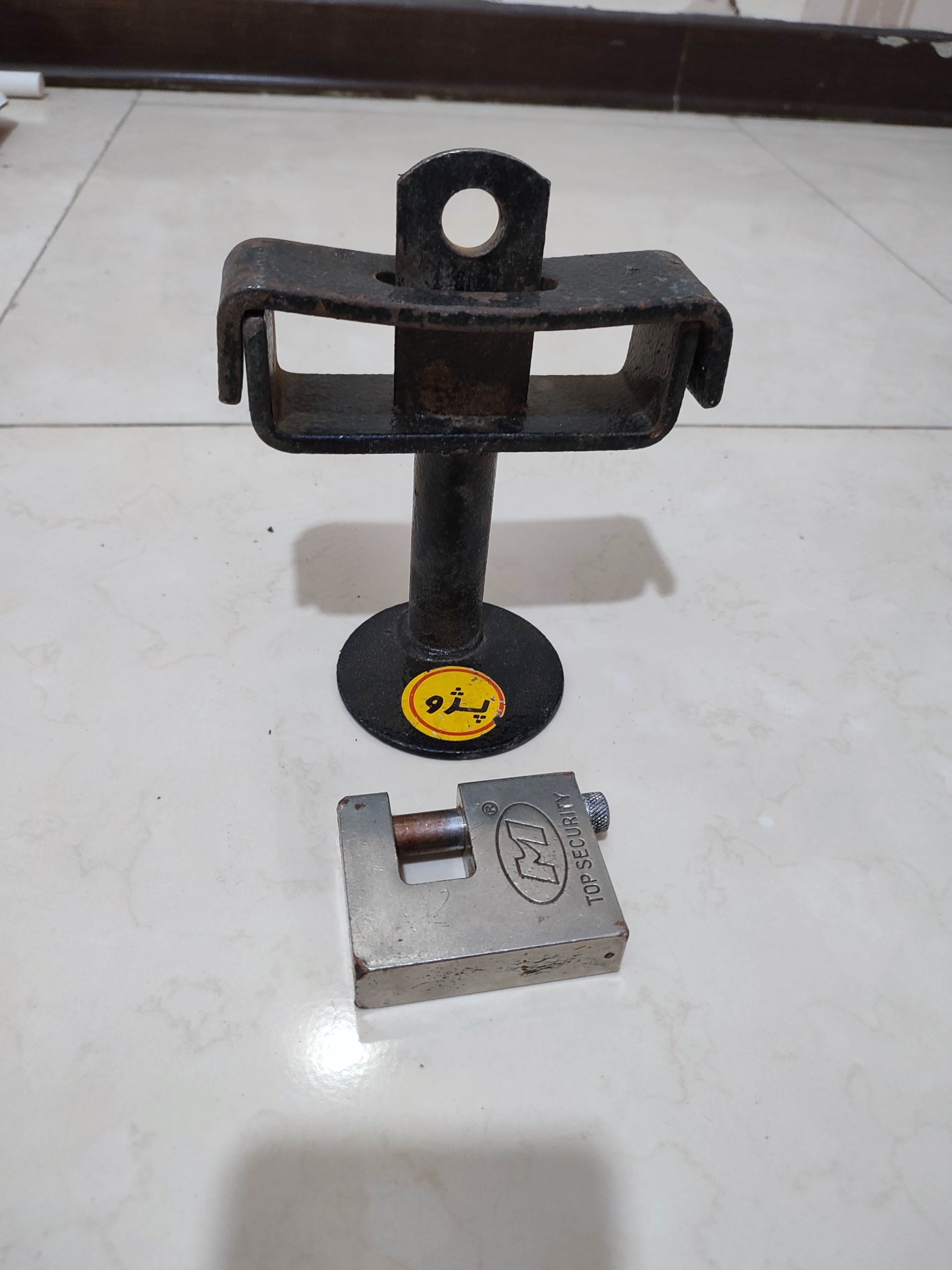 قفل پدال به همراه یک قفل کتابی