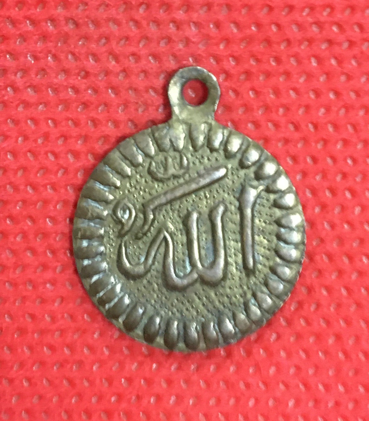 مدال ونیکاد برنجی قدیمی(کوچک ولی ضخیم)