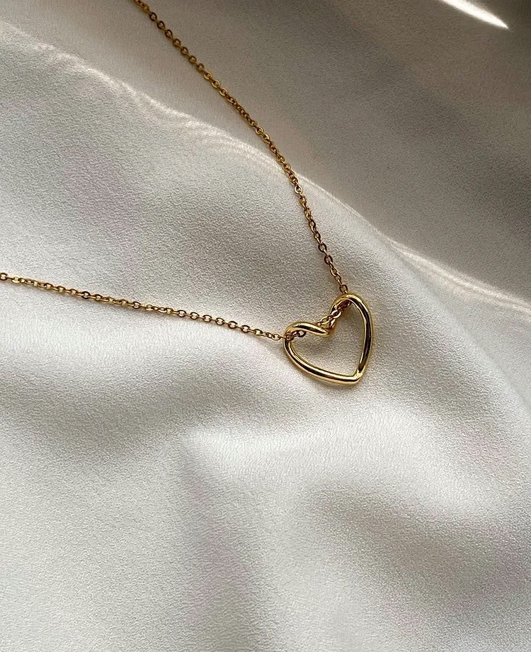 گردنبند قلب دفرمه مینیمال و ترند رنگ ثابت