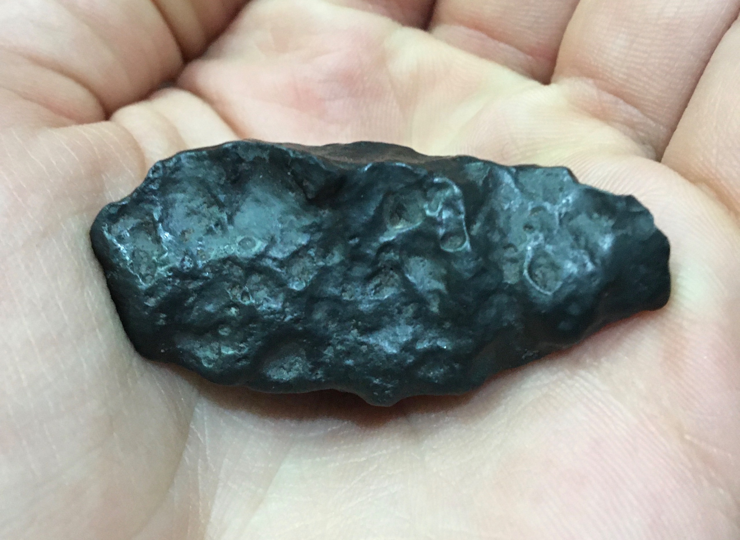 شهاب سنگ مشکوک (آهنربا میچسبه)