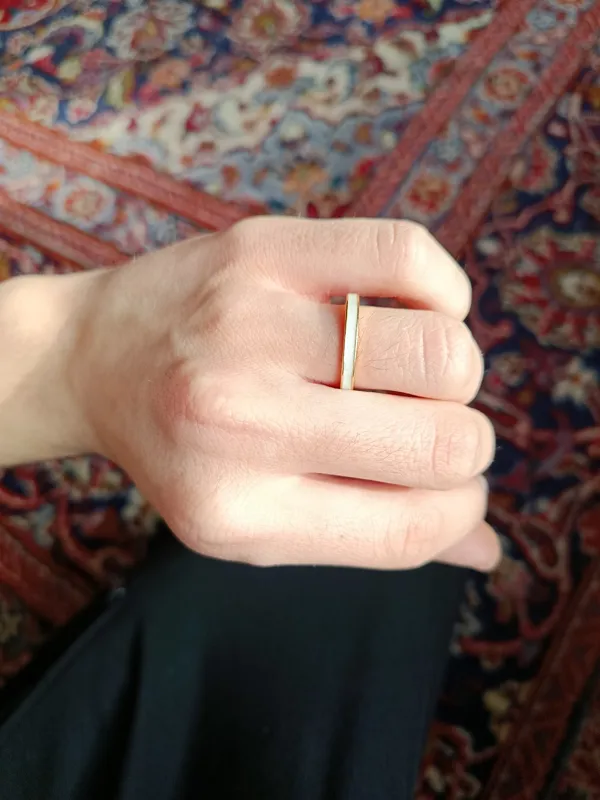 انگشتر آبکاذی طلا ساده قدیمی(وسط میناکاری سفید)